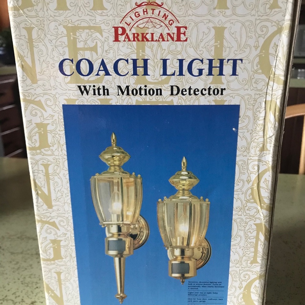 Coach light with motion detector